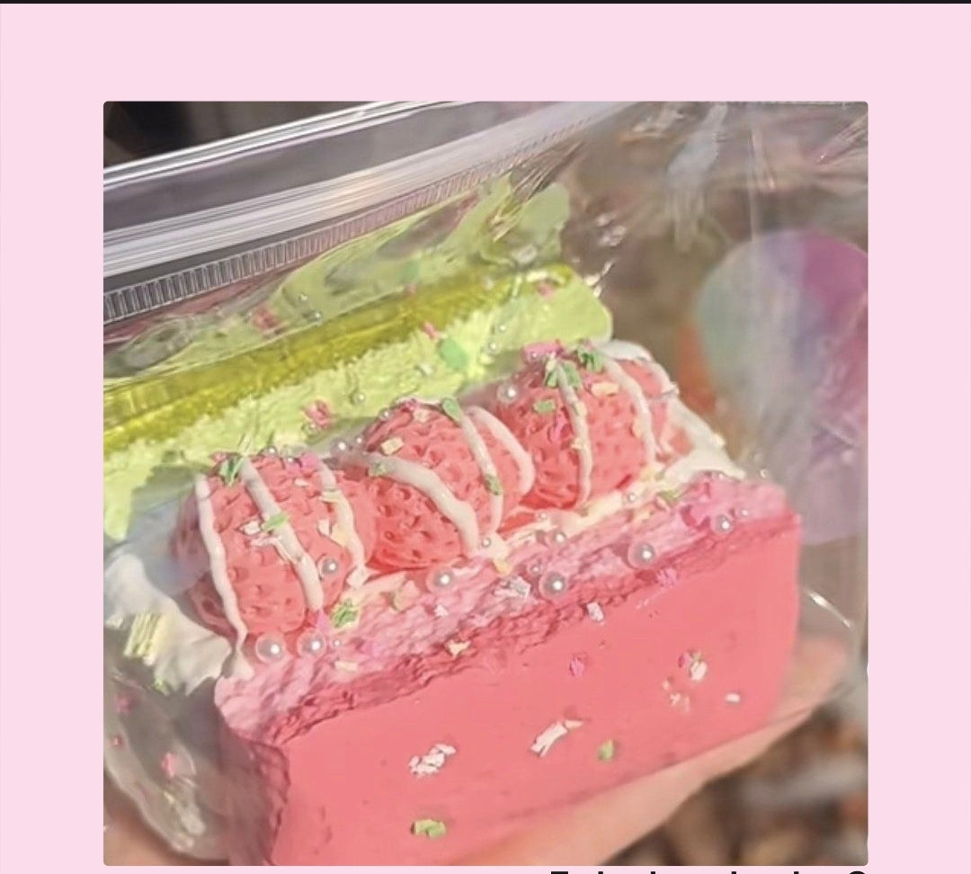 【B04】苺ケーキ